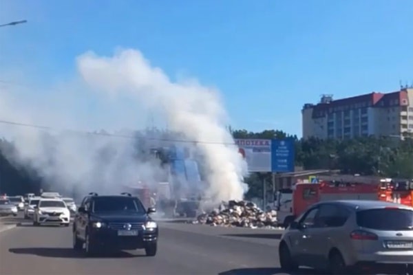Мусоровоз загорелся на ходу — водитель выгрузил мусор на дорогу в Ростове [Видео]