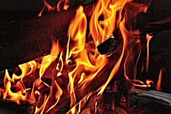 В г. Шахты сгорело брошенное строение на Майском