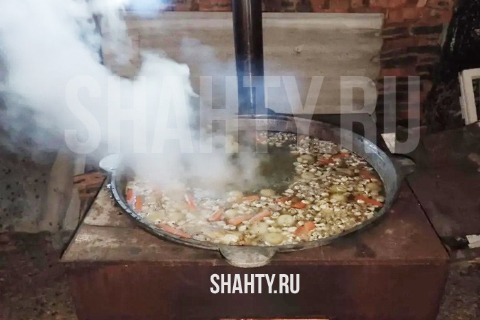 В Шахтах угощали шулюмом прихожан храма на Пасху