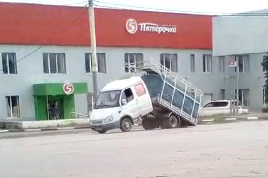 На въезде в город Шахты развалилась «Газель» [Видео]