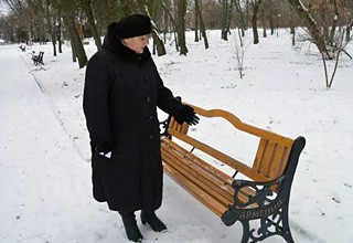 Погром в парке г. Шахты — вандалы разбили скамейки, плафоны и повредили урны [Фото]