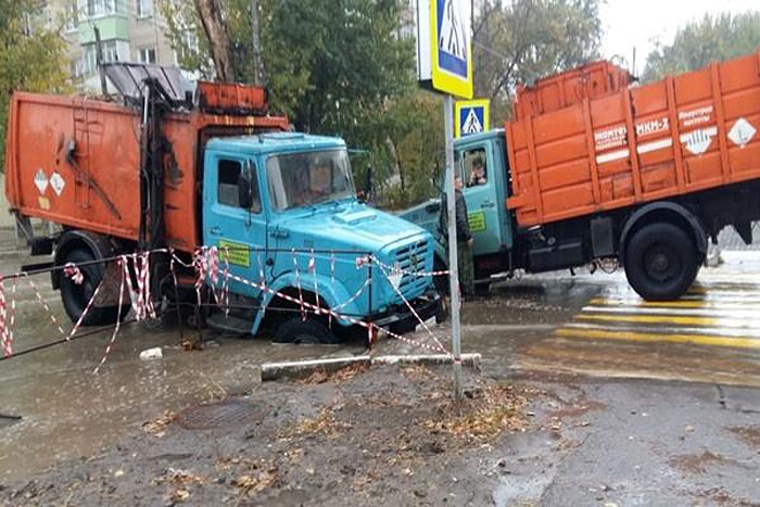 В луже утонули два мусоровоза — синхронное плавание в Каменске-Шахтинском