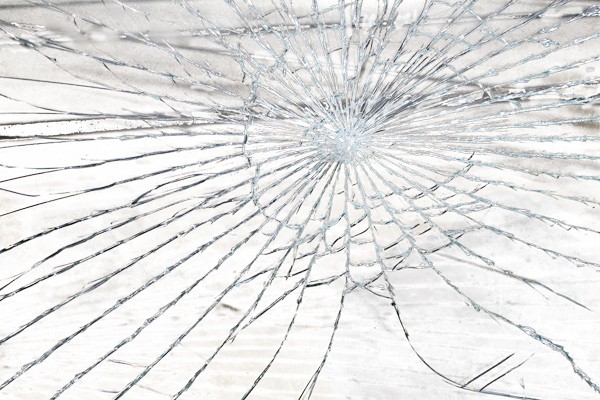 В г. Шахты массово побили стекла в автомобилях на Садовой