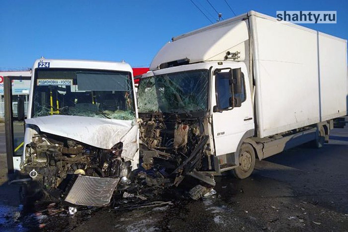 В маршрутку с пассажирами врезался Mercedes на дороге Ростов — Новошахтинск