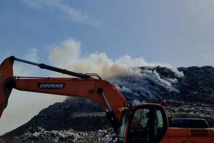 В г. Шахты загорелся мусорный полигон