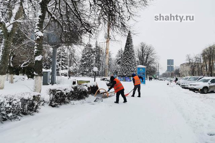 В Шахтах власти рапортуют об уборке города от снега: работает 10 единиц техники