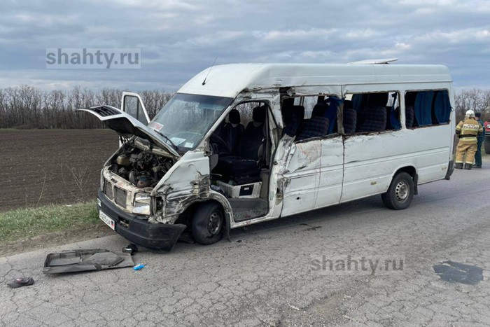 Микроавтобус с гражданами ДНР столкнулся с грузовиком в Ростовской области: погибла пассажирка, трое пострадали