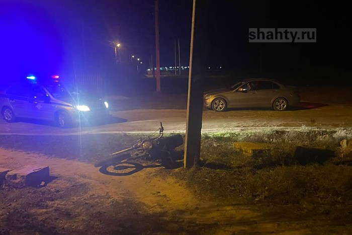 Под Шахтами пострадал 24-летний пассажир: мотоцикл врезался в бетонный столб