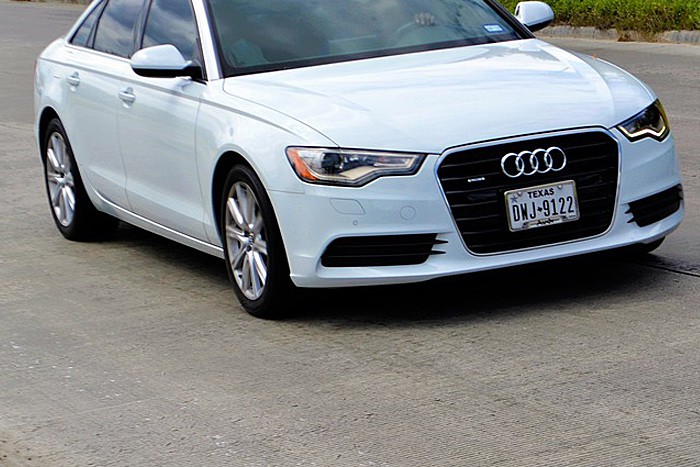 Угнал Audi A6 и врезался в столб, но после ДТП вернул иномарку на место угона