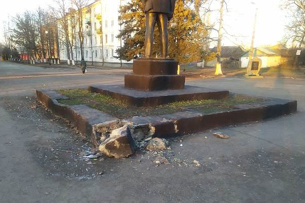 Вандалы в г. Шахты повредили памятник Ленину, испортили лавочки и уничтожили саженцы