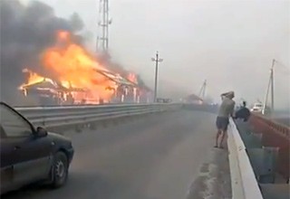 Сгорел жилой дом — ландшафтный пожар перекинулся на жилье [Видео]