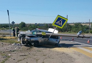 «Нексия» снесла столб и дорожный знак в Каменске-Шахтинском [Фото]