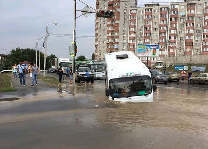 Утонул автобус барнаул. Каменск Шахтинский провалилась маршрутка. Автобус провалился под асфальт. Провалился автобус сегодня.