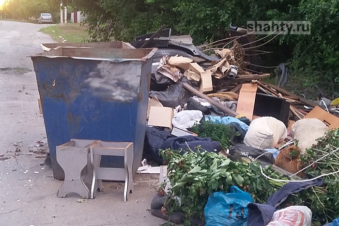 Горожане в Шахтах в неловком положении, но оставляют мусор рядом с контейнерными баками
