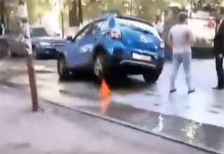 «Рено Сандеро» провалился под асфальт, сделанный несколько дней назад в Ростове [Видео]