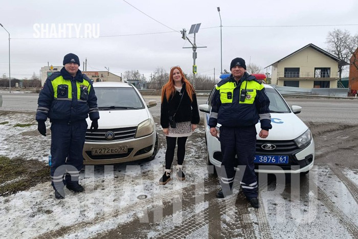 Инспекторы ДПС помогли автоледи на заснеженной трассе в Ростовской области