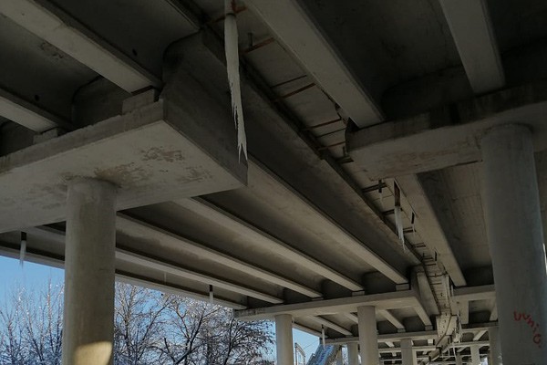 В г. Шахты образовались «сталактиты» под мостом