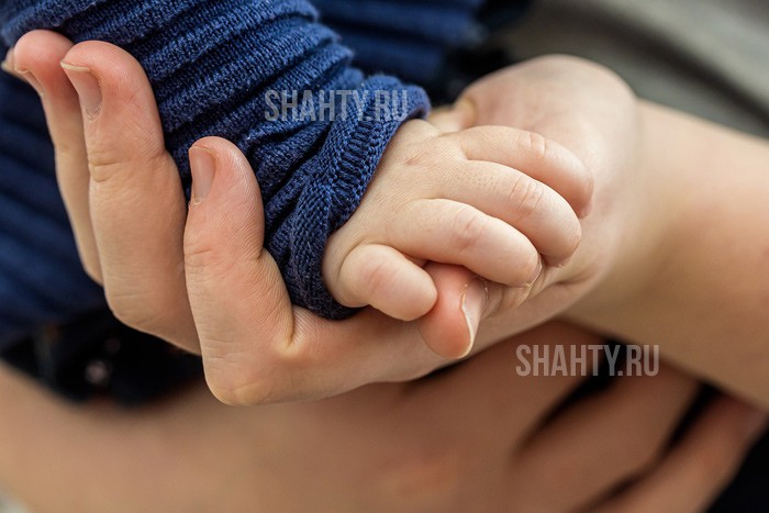 Выпала 2-летняя девочка из окна четвертого этажа в Ростовской области
