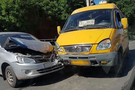 В г. Шахты маршрутка столкнулась с «Ладой Грантой»