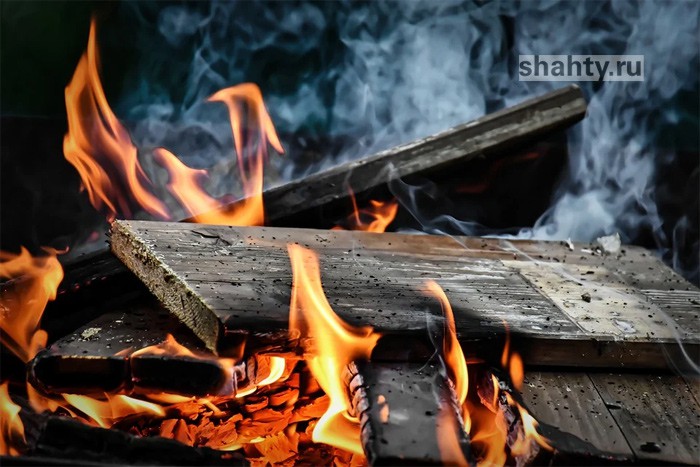 В Шахтах спасли человека из дома, загоревшегося на улице Цимлянской