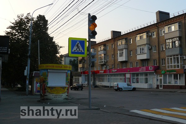 В г. Шахты к светофору перед рынком начинают привыкать