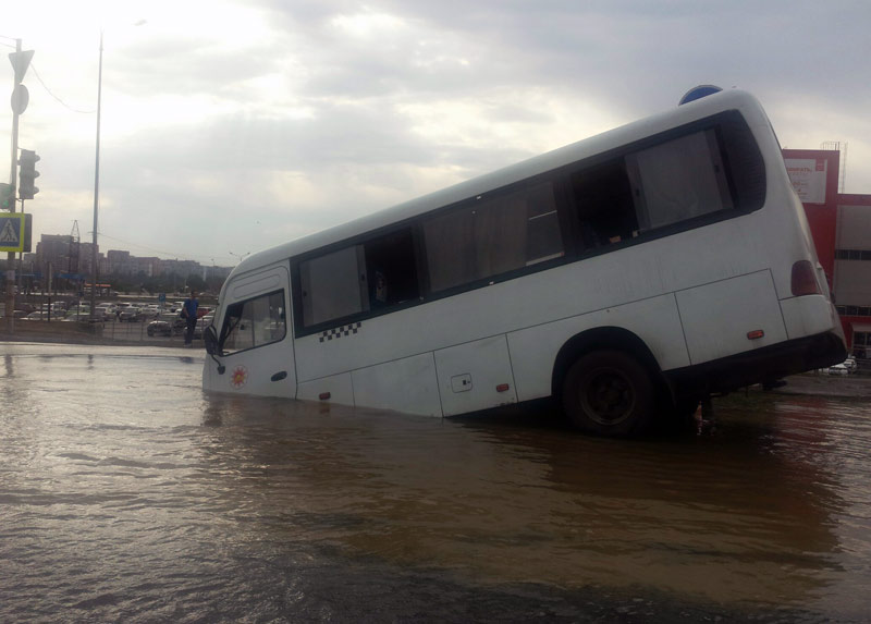 Шахты автобус 16. Автобус утонул. Микроавтобус в воде. Затонувший автобус. Белый Темер Ростов-на-Дону.