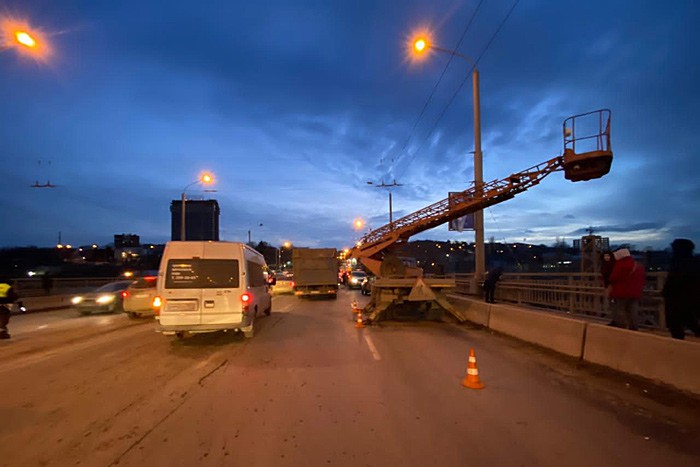 Разбился парень, упав с автовышки, в которую врезался грузовик в Ростове [Видео]