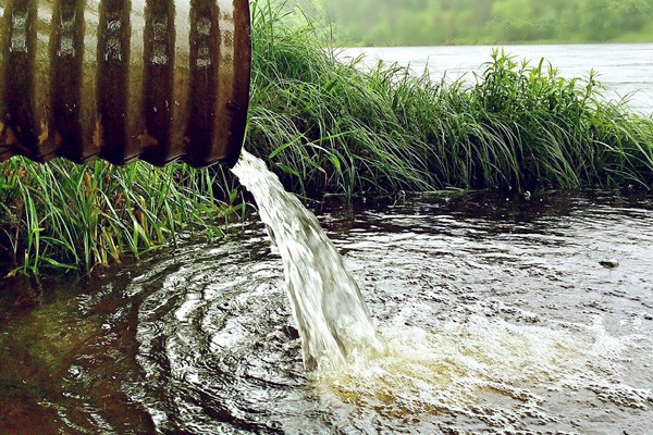 Водоканал сливает сточные воды в реку Кундрючья