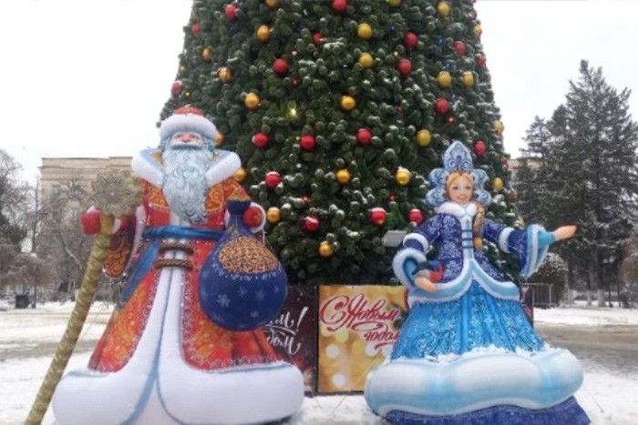 В Шахтах у елки восстановили фигуры Деда Мороза и Снегурочки