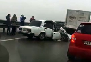 ВАЗ расплющило от лобового удара на трассе М-4 на въезде в г. Шахты [Видео]