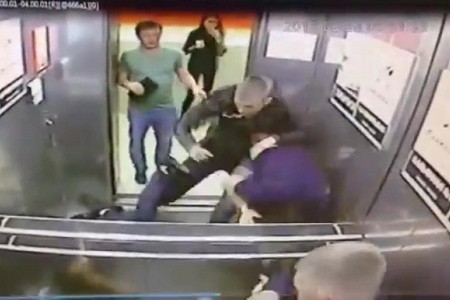 Остановить нападение. Драка в лифте Екатеринбург.