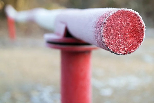 В г. Шахты сломали шлагбаум на главном въезде в БСМП