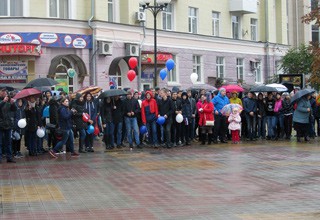 Город Шахты отметил День единства и Казанской иконы Божией Матери под дождем [Фото]