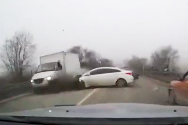 Массовое ДТП: столкнулись 8 машин в соседнем с Шахтами Новочеркасске на спуске Герцена
