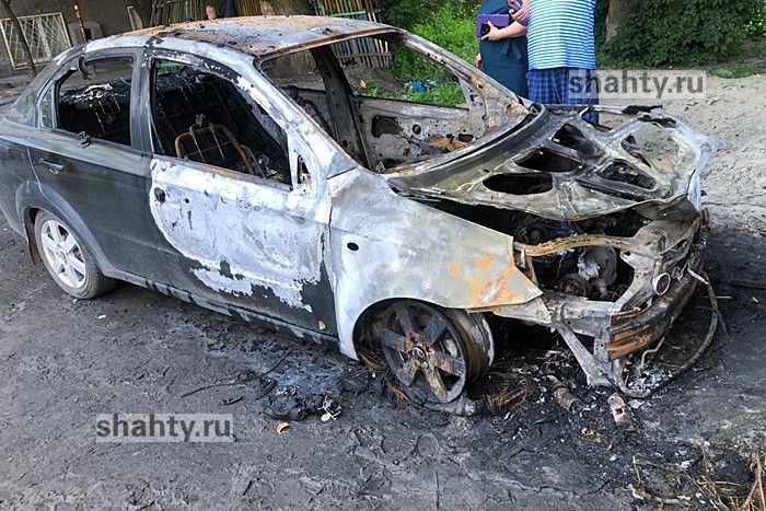 В Шахтах сожгли автомобиль Ravon NEXIA на Хабарова