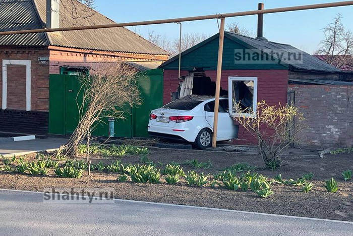 В Шахтах Kia протаранила стену дома на улице Маяковского: видео