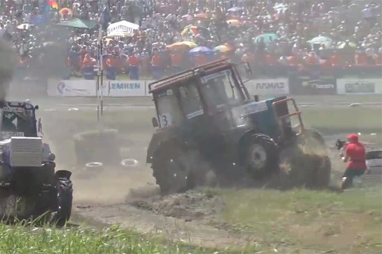 Трактор въехал в толпу журналистов на «Бизон-Трек-Шоу» [Видео]