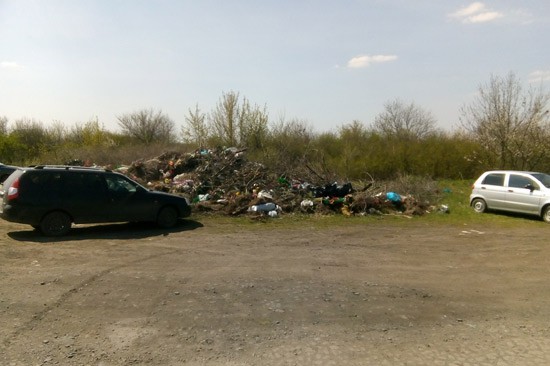 Вот так вывозится мусор в г. Шахты — горожане пожаловались на уборку кладбища