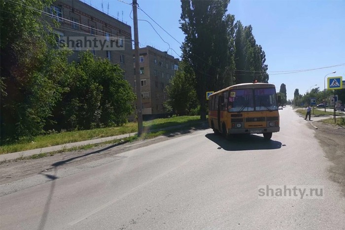 В Шахтах школьный автобус сбил 14-летнюю девочку на «зебре»: ребенок потерял сознание