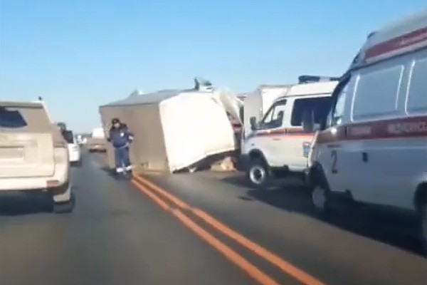 Грузовик протаранил фуру на 1025-м км трассы М-4 за Новочеркасском в сторону города Шахты