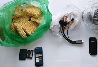 Пытались передать в СИЗО-4 в г. Шахты телефоны, спрятав их в пакете с чаем и лапшой