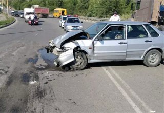 Лоб в лоб столкнулись в г. Шахты Mitsubishi L200 и ВАЗ, пострадала 8-летняя девочка [Фото]