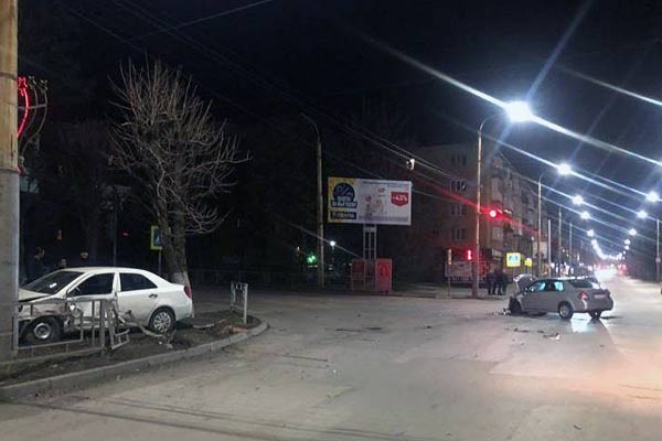 В г. Шахты столкнулись на перекрестке Nissan Tiida и Geely MK