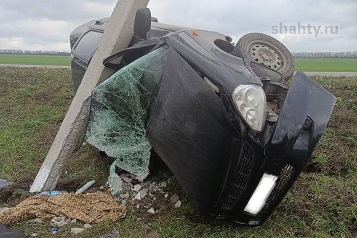 «Приора» влетела в столб на дороге в Ростовской области: пострадали трое
