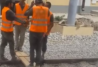 Массаж гастарбайтеров и «качельки» удивили горожан на улице [Видео]