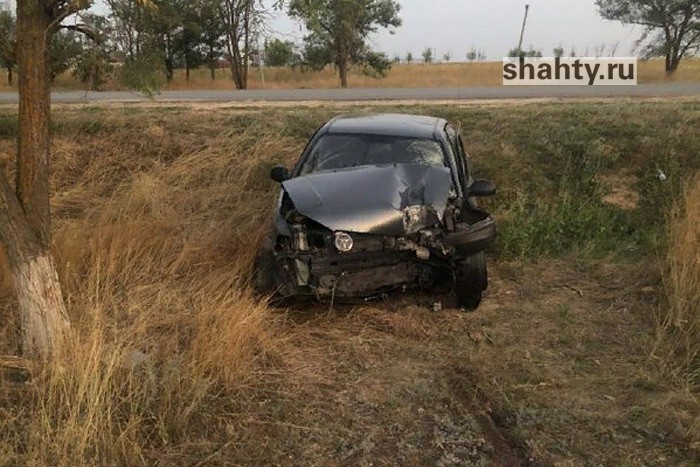 Врезался в дерево на трассе в Ростовской области: водитель иномарки скончался в больнице