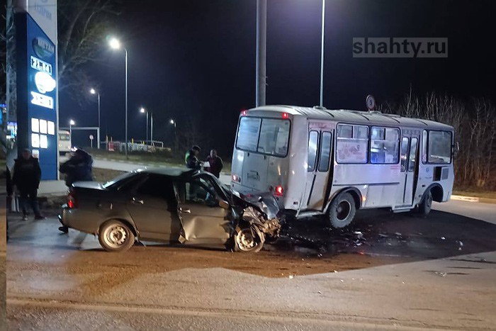 ДТП на дороге Центр — Артем в Шахтах: столкнулись автобус и легковушка