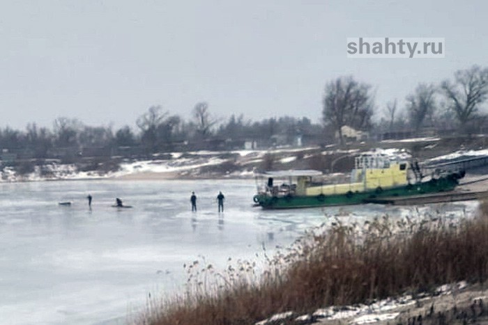 Спасли двоих рыбаков в Мелиховке, провалившихся на Дону под лед
