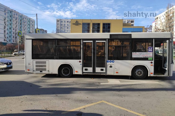 Пассажиру переехал ногу автобус на остановке в Ростове