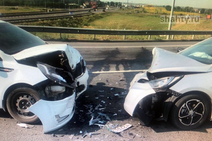Под Шахтами на трассе М-4 столкнулись Hyundai и Kia: пострадали двое